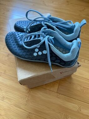 NEW Vivo barefoot shoes women's 37